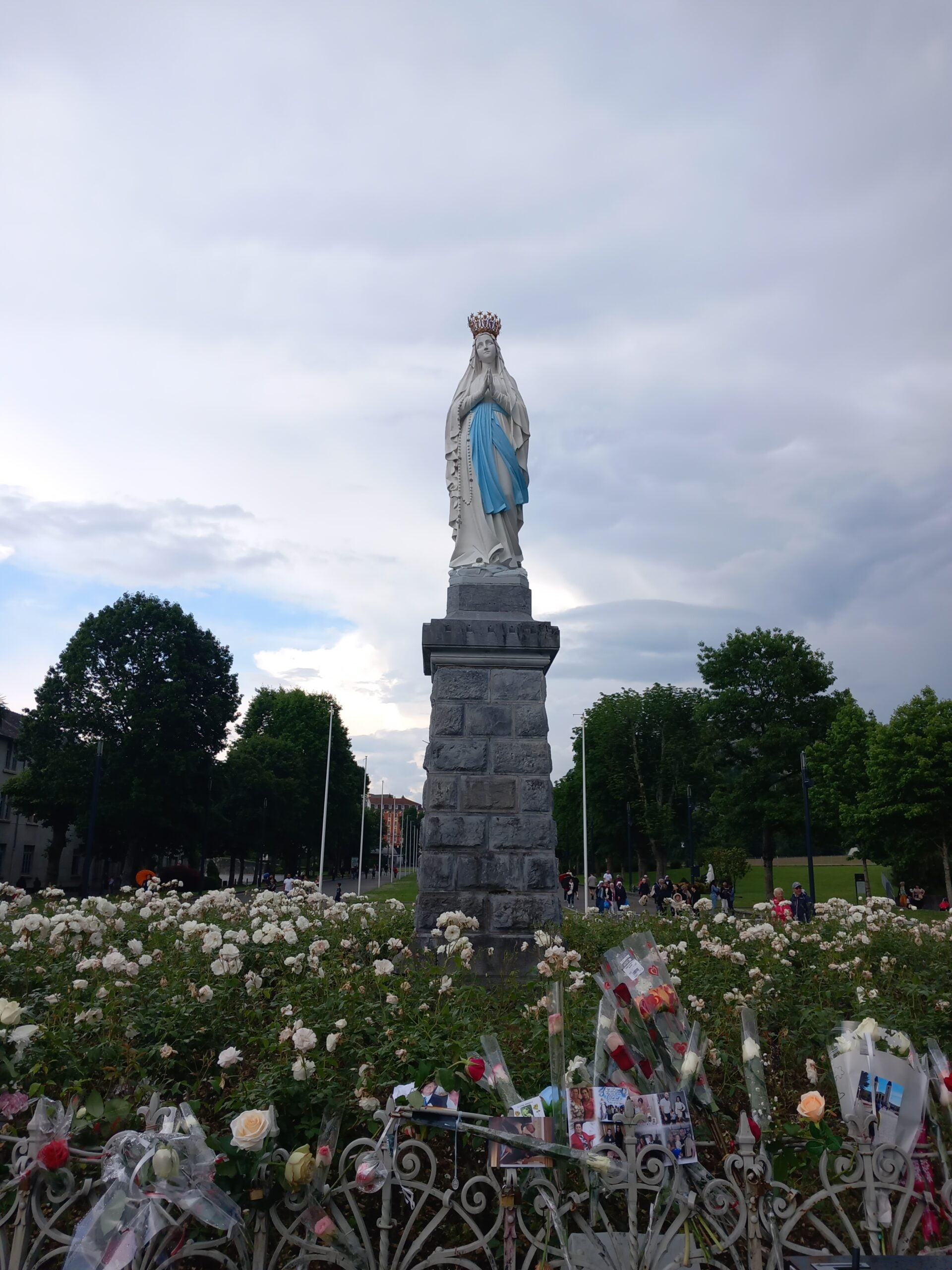 Statue de la vierge à Lourdes